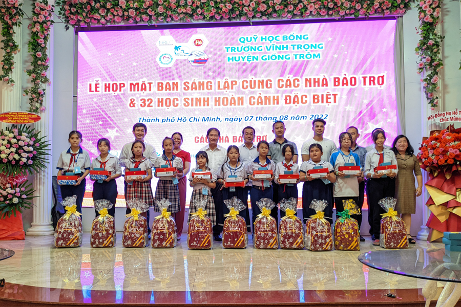 Phó Bí thư Thường trực Huyện ủy Nguyễn Thị Thu Phượng và mạnh thường quân tặng quà cho các em học sinh. (Ảnh: Kim Phụng)