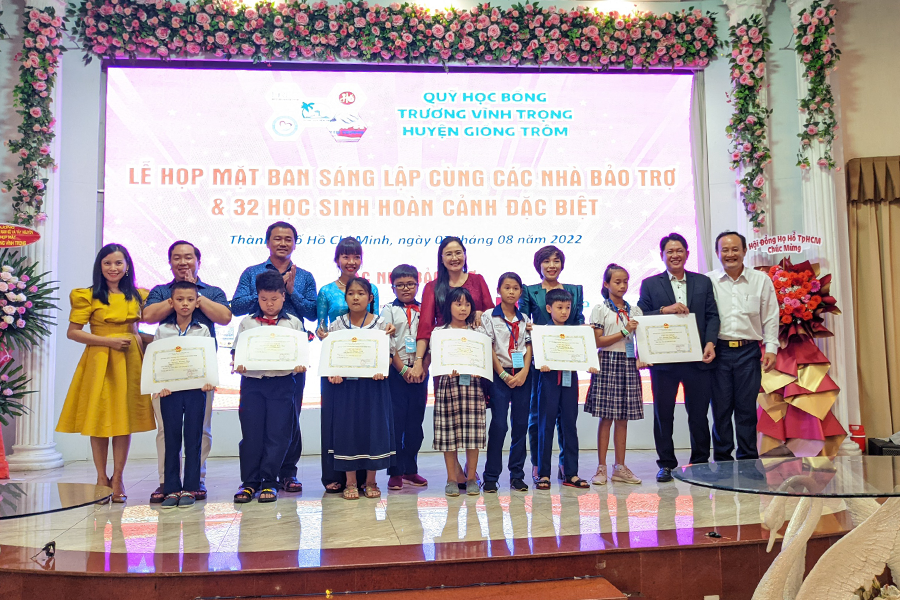 Chủ tịch UBND huyện Lê Văn Nhân trao chứng nhận bảo trợ trẻ em cho các mạnh thường quân. (Ảnh: Kim Phụng)