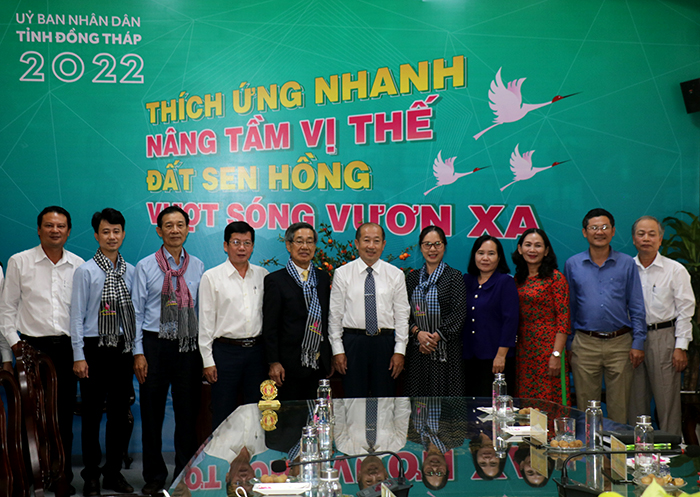 Phó Chủ tịch Ủy ban nhân dân tỉnh Đoàn Tấn Bửu trao quà, chụp ảnh lưu niệm cùng Đoàn