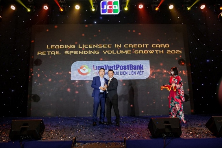 Mr Nguyen Ba Tuyen, Deputy Director of Digital Banking Division for LienVietPostBank, received the Cup on August 5, 2022, in Da Nang at The Land of Happiness JCB Vietnam Conference 2022.