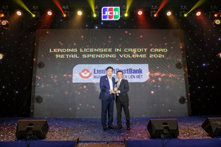 Mr Nguyen Ngoc Nam, LienVietPostBank's Deputy General Director, was named Leading Bank in Credit Card Sales Growth in 2021  (leftmost position).