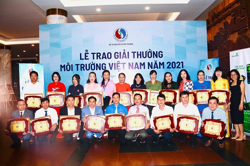 Đại diện Trang trại bò sữa Vinamilk Đà Lạt và các tổ chức, cá nhân đạt thành tích xuất sắc tại Giải thưởng Môi trường Việt Nam