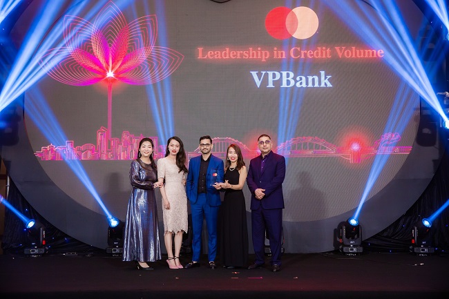 Đại diện VPBank nhận trao giải từ Master credit