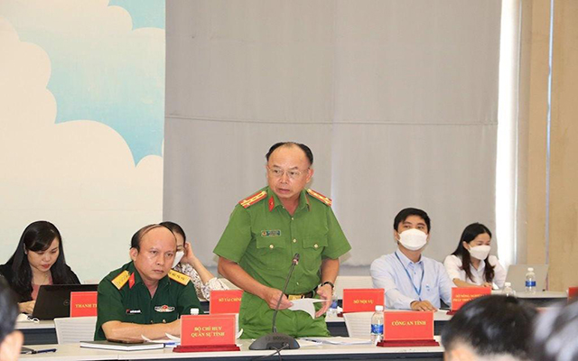 Đại tá Trần Văn Chính - Phó Giám đốc Công an tỉnh trả lời báo chí tại buổi họp