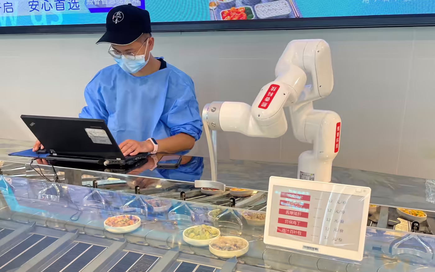 Một robot phục vụ bữa ăn tại một 