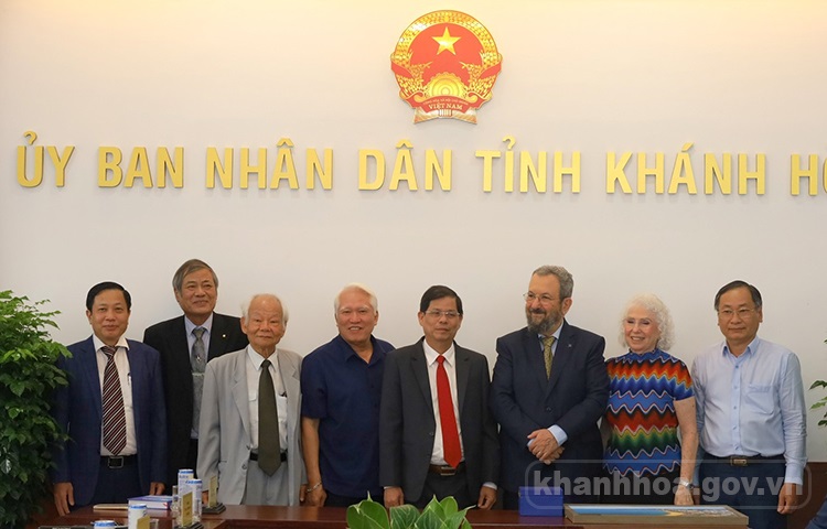 Mr Nguyen Tan Tuan, Deputy Secretary of the Provincial Party Committee and Chairman of the Provincial People's Committee (5th from left), and Mr Ha Quoc Tri, Deputy Secretary of the Provincial Party Committee and Head of the Provincial National Assembly Delegation (left cover) met with Mr Ehud Barak.