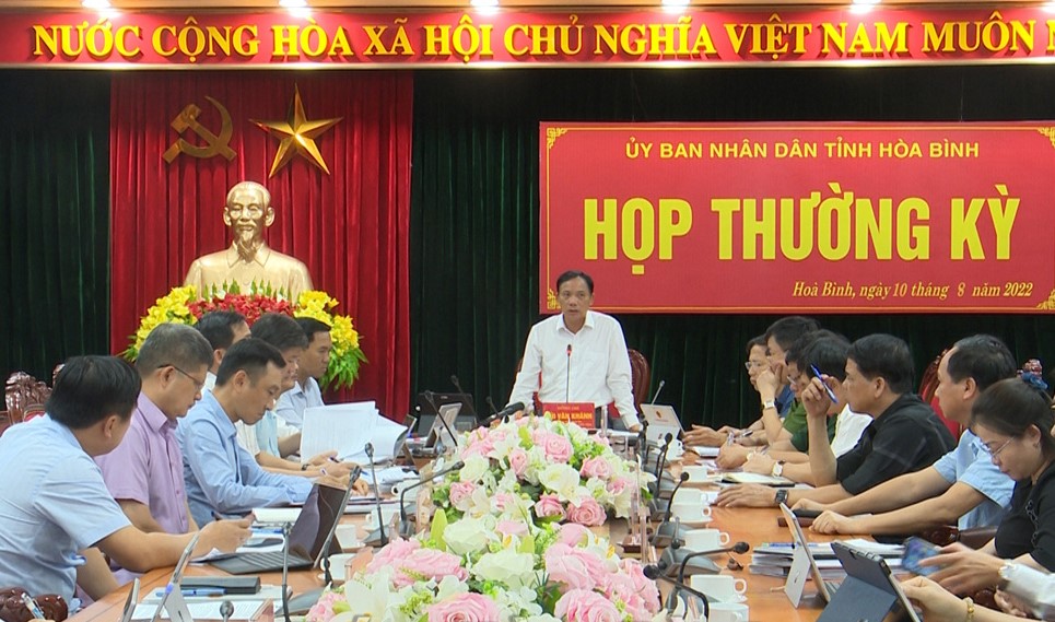 Chủ tịch UBND tỉnh Hòa Bình Bùi Văn Khánh kết luận cuộc họp.