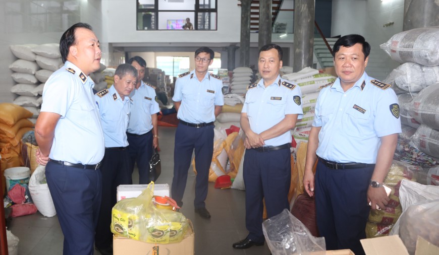 Đoàn công tác QLTT kiểm tra hàng hóa tại thị trấn Thổ Tang - huyện Vĩnh Tường - Vĩnh Phúc