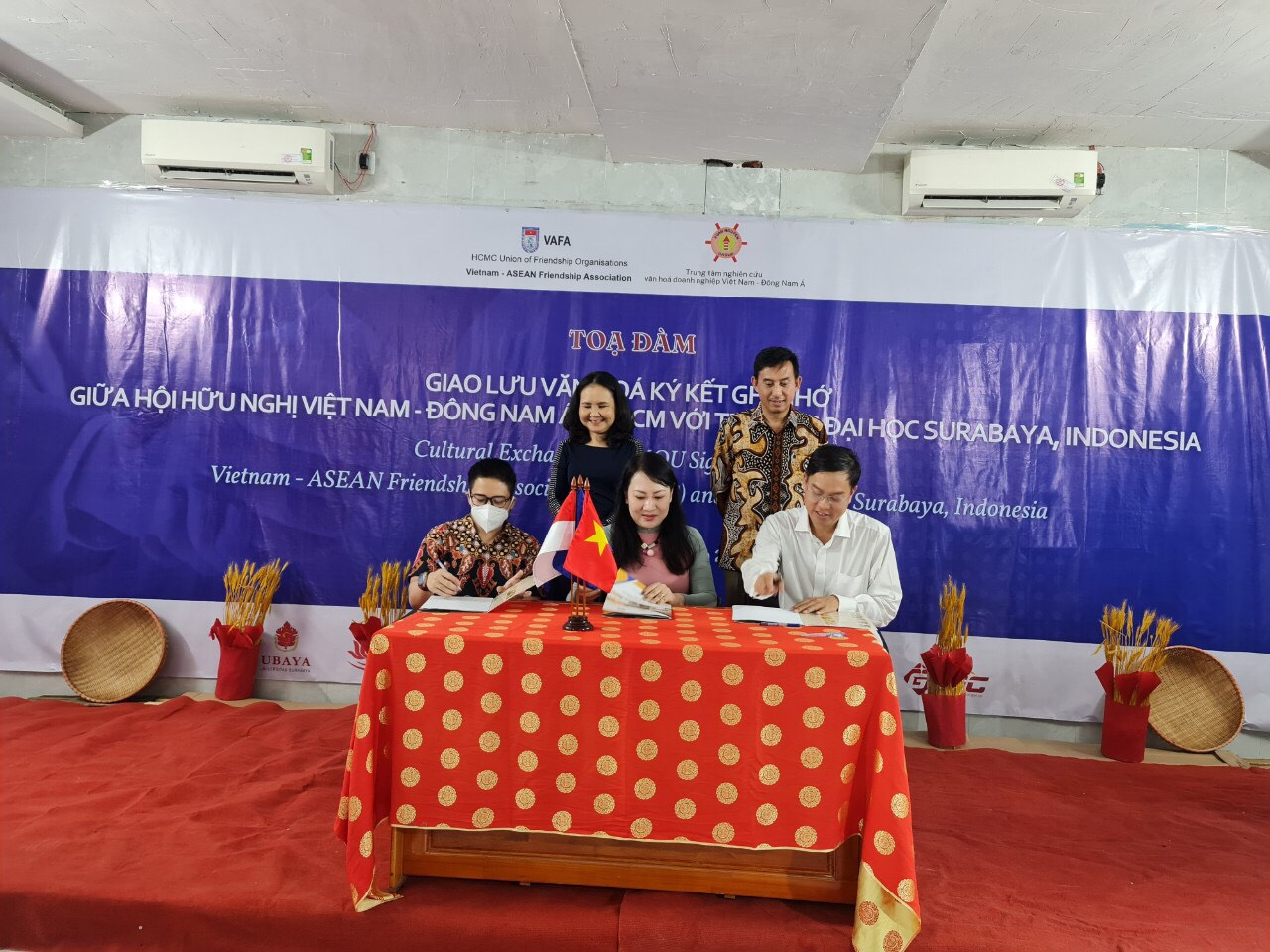 Lễ ký kết Bản ghi nhớ giữa Trường Đại học Surabaya với Hội hữu nghị và các đối tác của Hội tiếp nhận sinh viên Indonesia thực tập tại Việt Nam hiện thực hóa cộng đồng ASEAN.