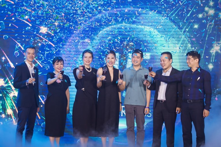 Gala party night is an opportunity for Minh Khuong Group to connect and meet customers who have accompanied the company during the past time, look back on its achievements and continue to open many breakthroughs in the future. Thereby, the company commits to a long-term business strategy - investment and prosperous development with Vietnam.