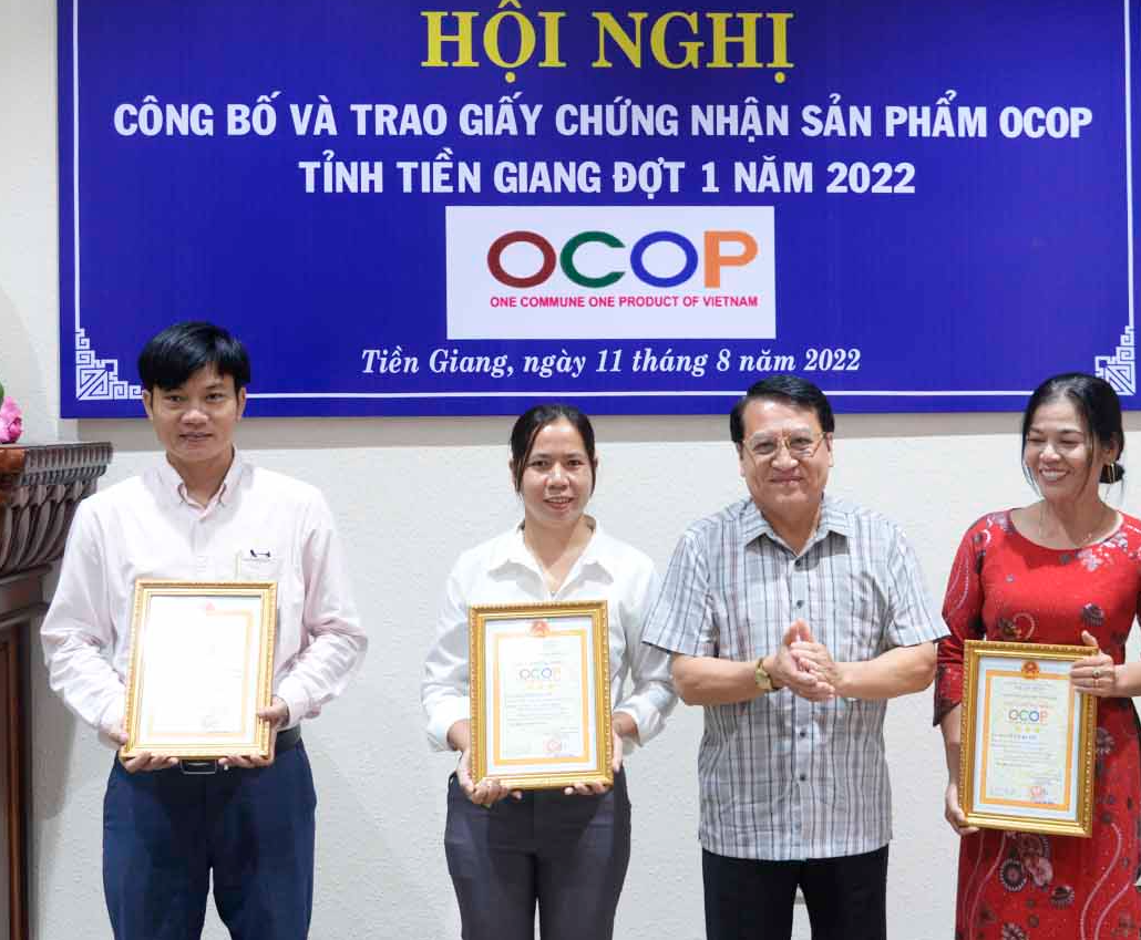 Mr Pham Van Trong presented certificates to manufacturers whose goods were designated as OCOP.