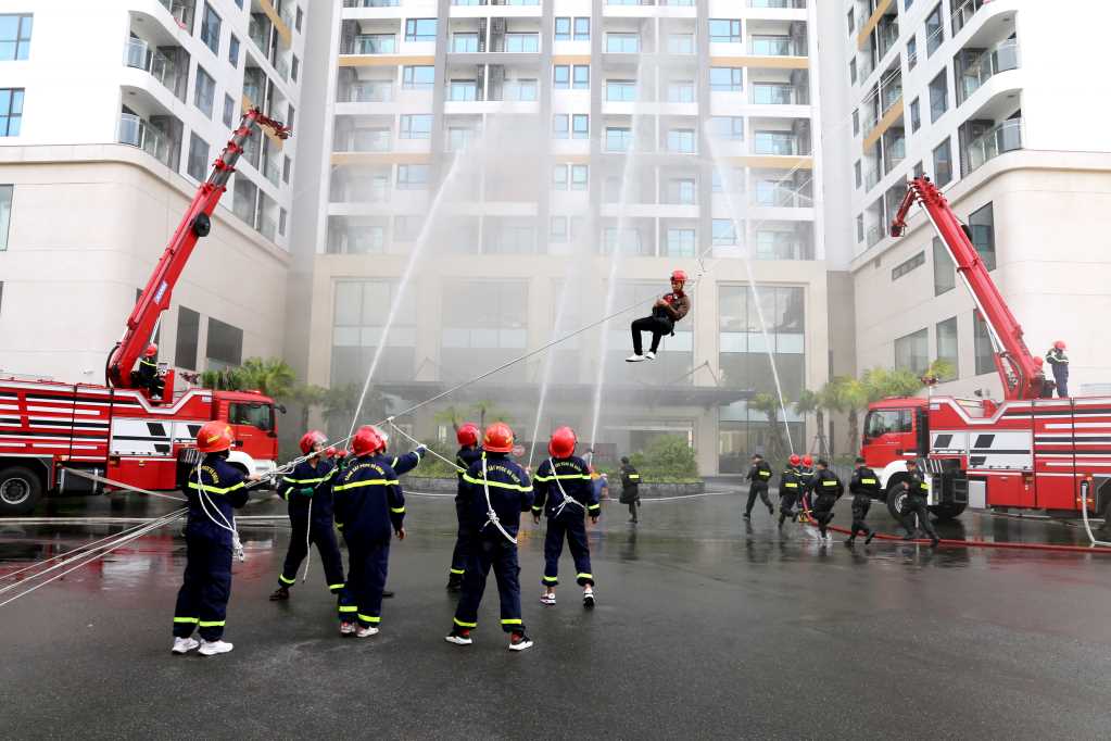 Một trong những tình huống cứu người mắc kẹt trên cao được thực hiện tại thực tập phương án chữa cháy tòa nhà The Sapphire 2 Hạ Long