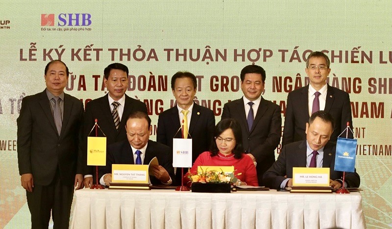 &T Group, SHB Bank, and Vietnam Airlines representatives inked a strategic partnership agreement.