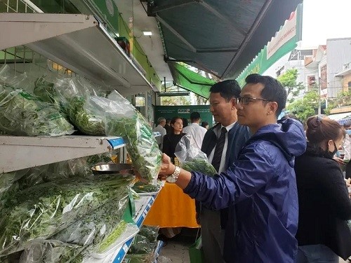 The fair gathered 130 booths from more than 80 units from inside and beyond the province, with the purpose of showing and presenting agricultural, forestry, and fishing goods.