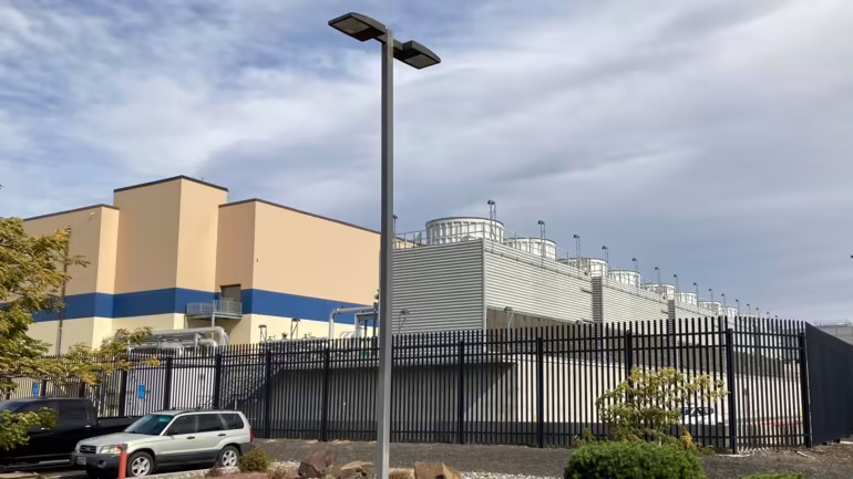 Trung tâm dữ liệu của Google ở ​​The Dalles, Oregon. Công ty đã đặt mục tiêu cung cấp năng lượng cho tất cả các trung tâm dữ liệu đám mây của mình bằng năng lượng không có carbon 24 giờ một ngày vào năm 2030. © AP