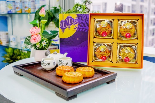 Moon cake with six distinct fillings.