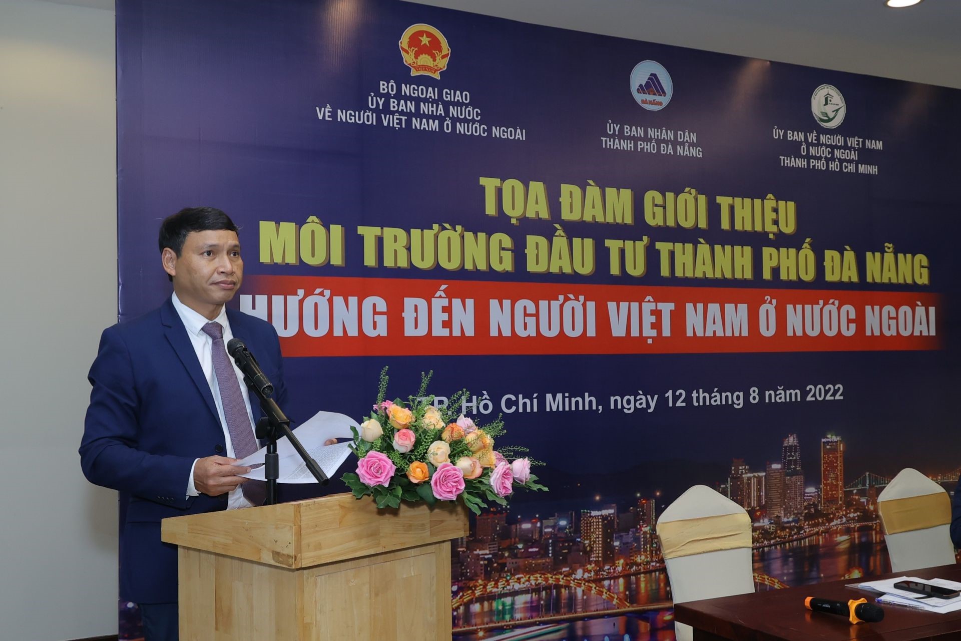 Mr Ho Ky Minh, Standing Vice Chairman of the Da Nang City People's Committee, introduces abroad Vietnamese firms to the city's investment appeal, investment incentive programs, and significant projects requiring investment.