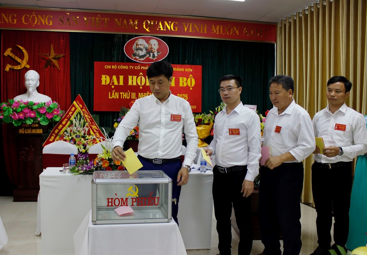 Đảng viên Chi bộ Công ty CP đầu tư năng lương, xây dựng, thương mại Hoàng Sơn bỏ phiếu Bầu ban chấp hành nhiệm kỳ mới