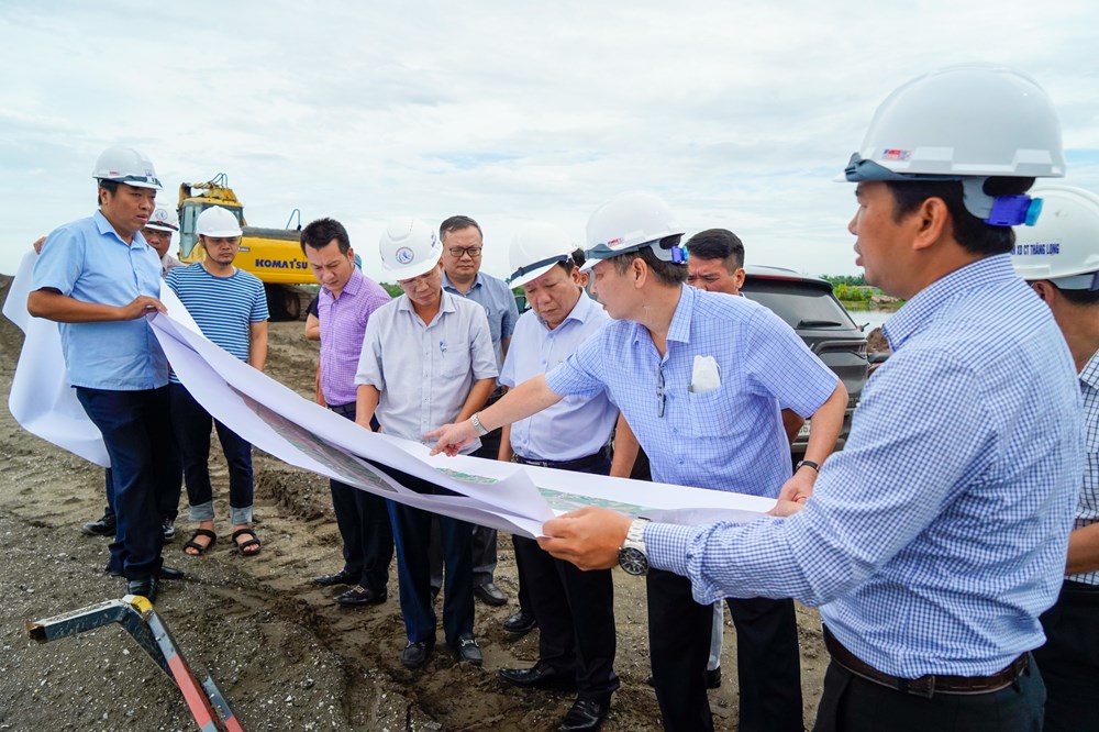 Phó Chủ tịch UBND thành phố Nguyễn Đức Thọ thực địa kiểm tra công tác thi công tại công trường Dự án