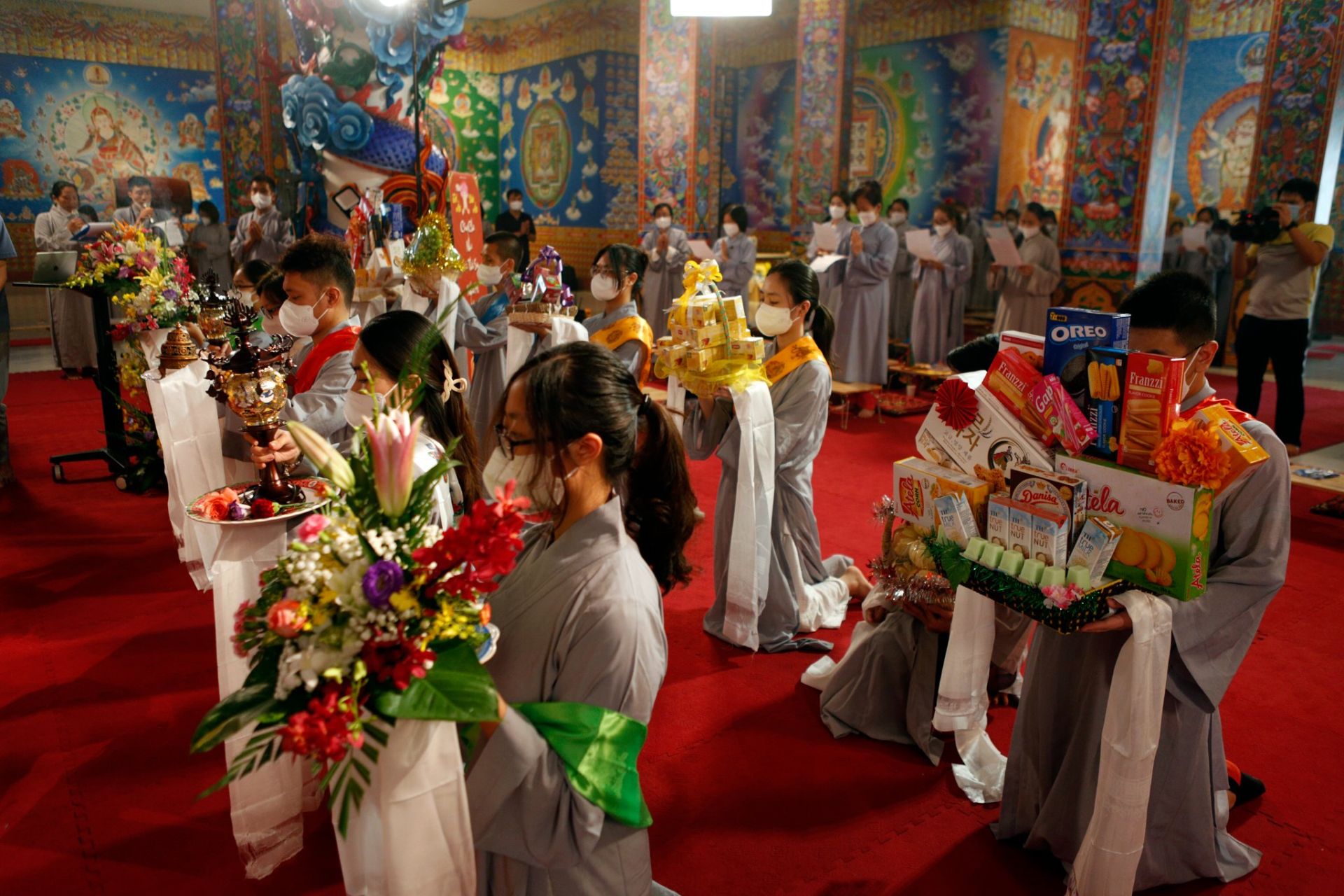 Phật tử trong lễ phục trang nghiêm dâng Lục cúng lên Tam Bảo