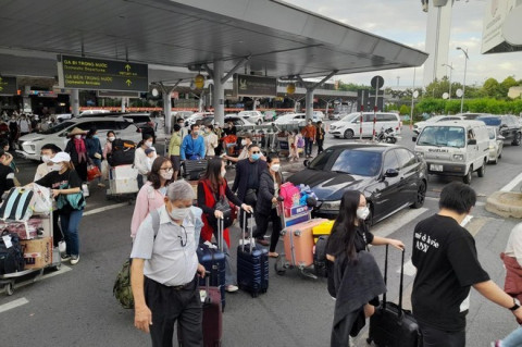 Tan Son Nhat International Airport needs to be saved from the chaos