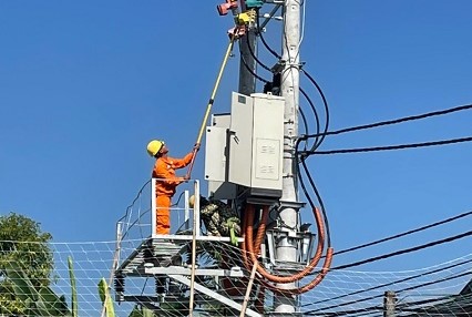 Công nhân Điện lực Hòa Bình kiểm tra công trình điện chống quá tải mùa nắng nóng
