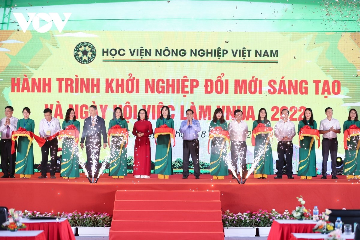 The inaugural ribbon was cut by Prime Minister Pham Minh Chinh and delegates.