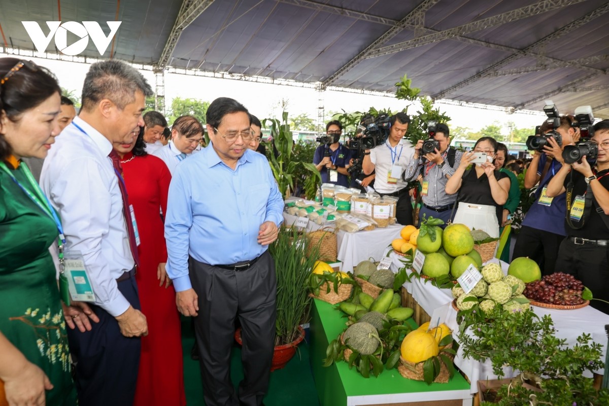 Models and items are seen by the Prime Minister and delegation.