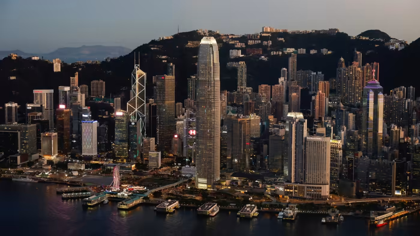 Hồng Kông đã chứng kiến ​​sự di cư của nhân tài địa phương và người nước ngoài trong vài năm qua, kể cả sau khi thành phố thông qua luật an ninh quốc gia do Bắc Kinh áp đặt. © Reuters