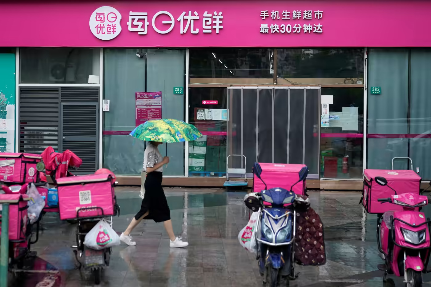 Một trung tâm Missfresh ở Thượng Hải vào tháng 6 năm 2021. Tùy chọn giao hàng trong ngày là một trong những đặc điểm nổi bật của nền tảng. © Reuters