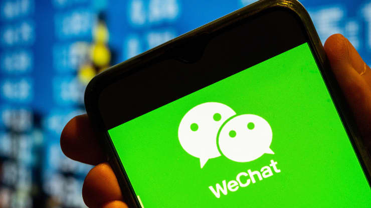 Tencent điều hành ứng dụng nhắn tin phổ biến của Trung Quốc WeChat. Công ty có tính năng video dạng ngắn trong ứng dụng và đã bắt đầu kiếm tiền từ tính năng đó thông qua quảng cáo video trong nguồn cấp dữ liệu. Tencent cho biết những quảng cáo như vậy có thể trở thành một nguồn doanh thu ”đáng kể” trong tương lai.