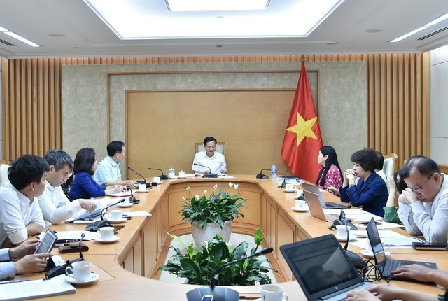 Photo: Vice Chairman of Provincial People's Committee Doan Tan Buu received and worked with leaders of Foxlink Vietnam Company.