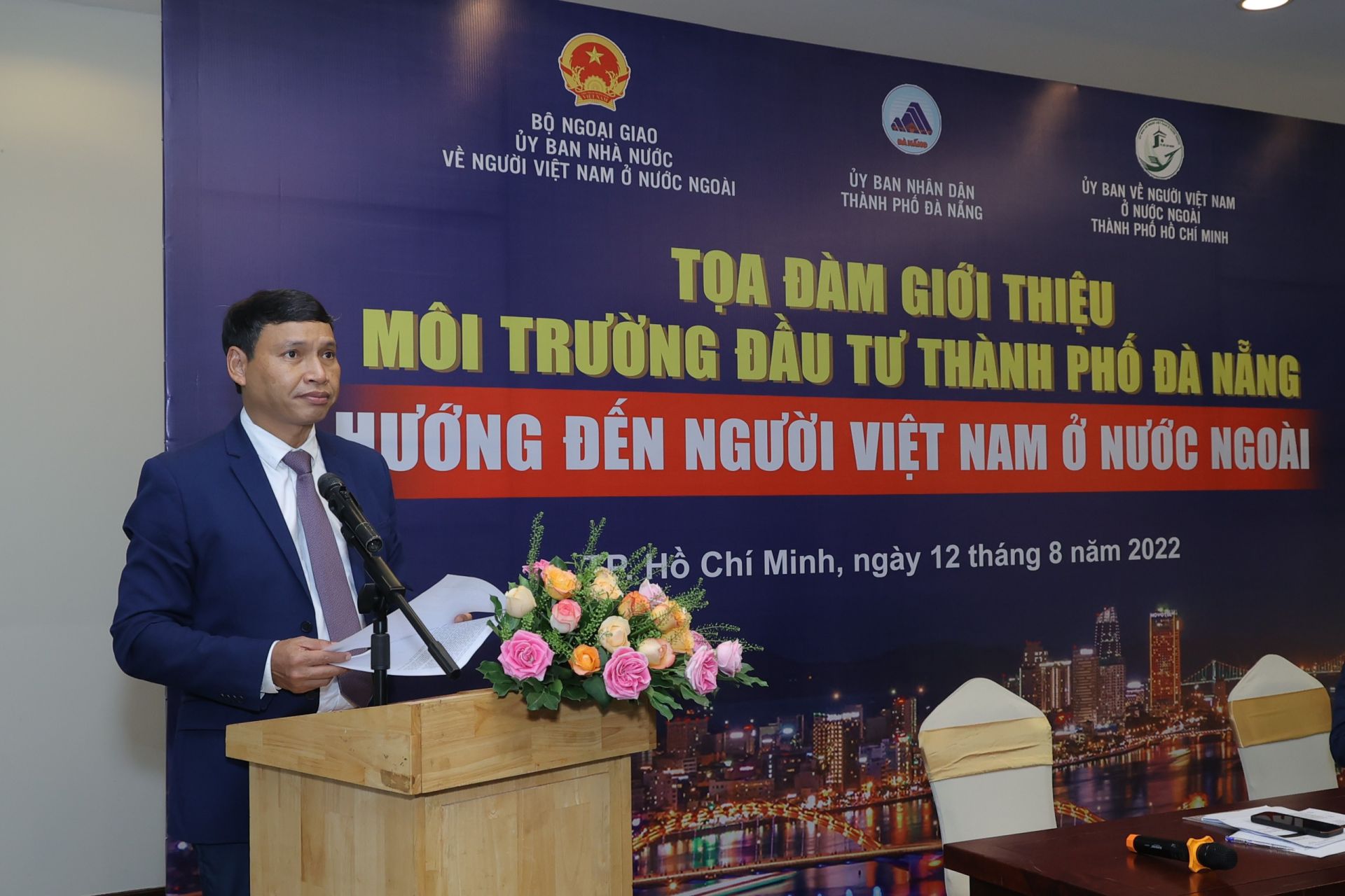 Photo: Mr Ho Ky Minh - Standing Vice Chairman of the City People's Committee. Da Nang, introduce to overseas Vietnamese businesses about the fields of investment attraction, investment incentive policies and key projects calling for an investment of Da Nang at the seminar.