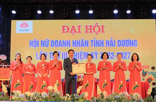Ông Triệu Thế Hùng - Phó Bí thư tỉnh ủy, Chủ tịch UBND tỉnh trao Bằng khen của Chủ tịch UBND tỉnh cho Tập thể Hội Nữ doanh nhân tỉnh Hải Dương.