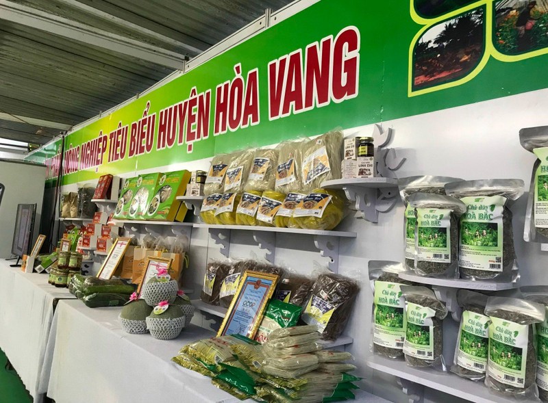 Hội chợ “Nông nghiệp Hòa Vang 2022” với quy mô hơn 120 gian hàng của gần 100 đơn vị trong và ngoài thành phố tham gia trưng bày giới thiệu sản phẩm