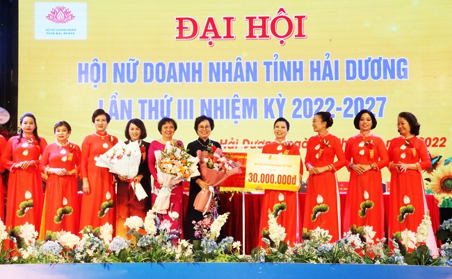 Bà Nguyễn Thị Bảo Hiền – PCT thường trực Hội Nữ doanh nhân Việt Nam tặng cờ cho Hội Nữ doanh nhân tỉnh Hải Dương đã có thành tích Xuất sắc trong công tác Hội giai đoạn 2017 - 2022 và ủng hộ Đại hội với số tiền là 30 triệu đồng.