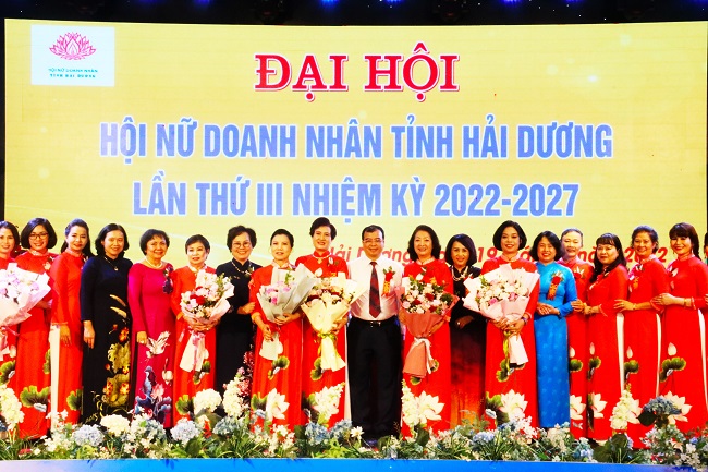 Ban chấp hành Hội nữ doanh nhân tỉnh Hải Dương nhiệm kỳ 2022-2027 ra mắt đại hội và chụp ảnh cùng các đại biểu tham dự Đại hội