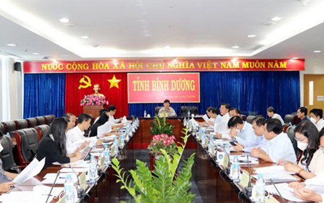 The Chairman of the Provincial People's Committee was in charge of the meeting, which was held to hear about the progress of projects to connect the region's transportation systems and other things.