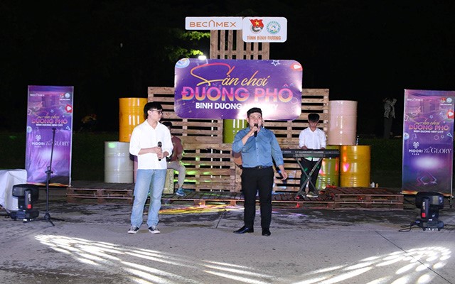 Coming to this playground, young people demonstrated their love of singing by singing catchy hit tunes.