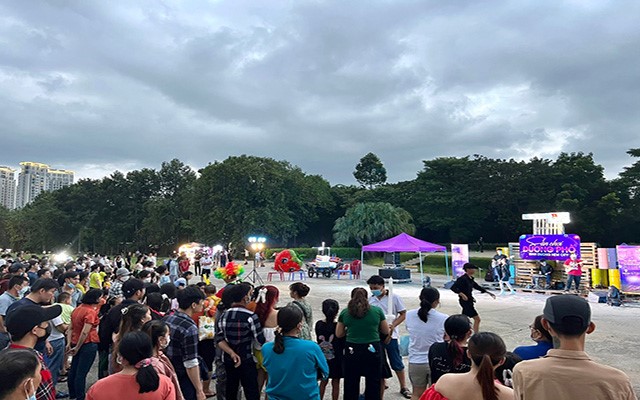 The performance has evolved into a bustling weekend music gathering that takes place every Saturday or Sunday night at Binh Duong New City's Central Park.