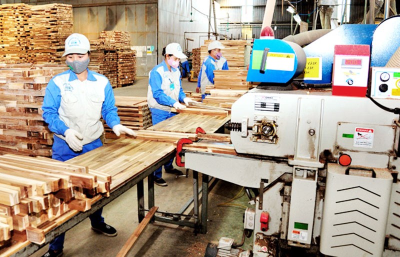 In the main markets, orders for wood fell by more than 40%.