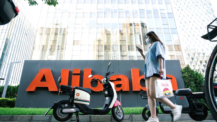 Alibaba đã phải đối mặt với những thách thức về tăng trưởng trong bối cảnh thắt chặt quy định đối với lĩnh vực công nghệ trong nước của Trung Quốc và sự suy thoái của nền kinh tế lớn thứ hai thế giới. Nhưng các nhà phân tích cho rằng sự tăng trưởng của gã khổng lồ thương mại điện tử có thể tăng lên đến hết năm 2022.