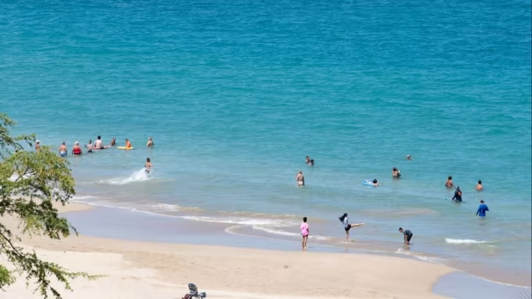 Westin Hapuna Beach Resort nhìn ra bãi biển cát trắng trên bờ biển phía Tây của Đảo Hawaii. Hapuna có nghĩa là 