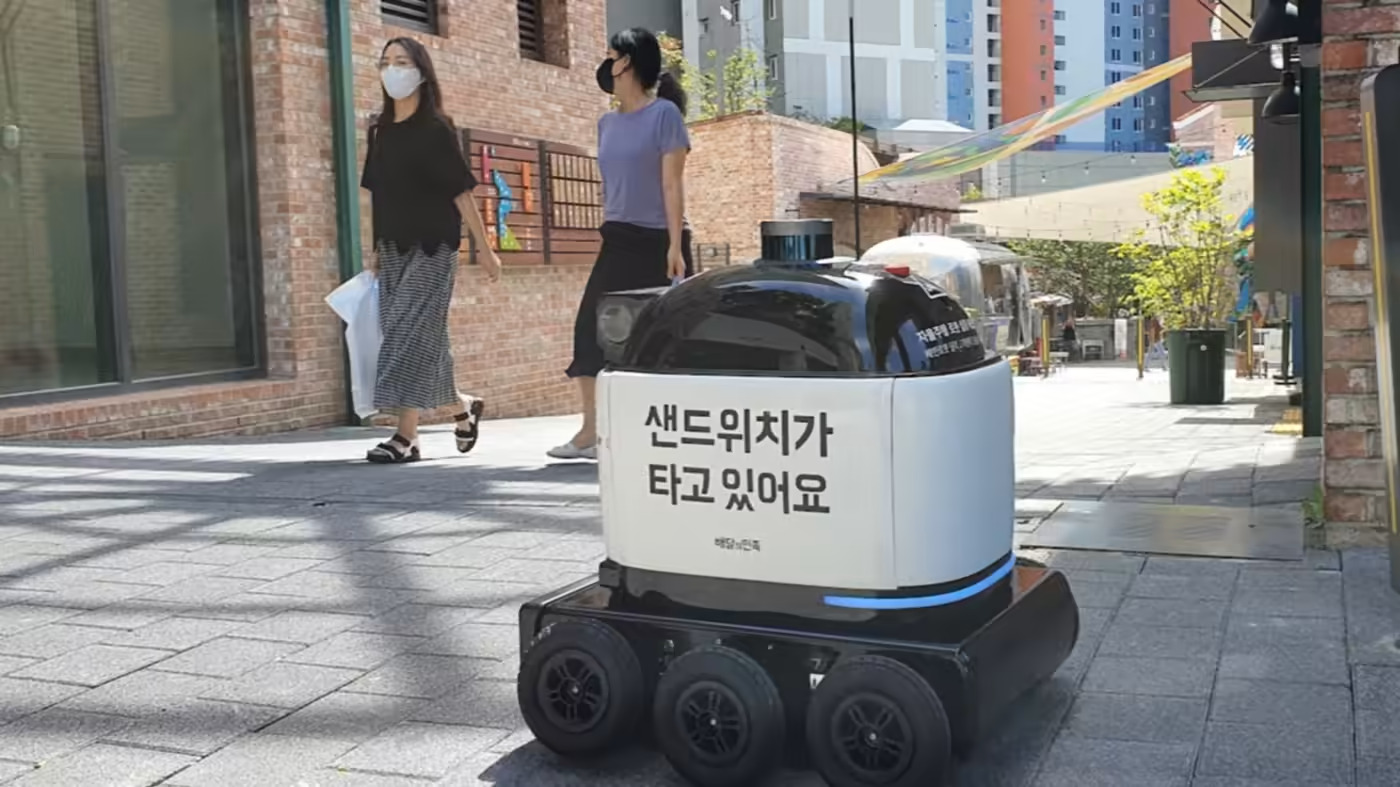 Woowa Brothers, nhà điều hành ứng dụng giao đồ ăn lớn nhất đất nước, đang thử nghiệm robot giao hàng nhỏ Dilly Drive để nhận đơn đặt hàng từ các nhà hàng và đưa chúng đến tận tay khách hàng. (Ảnh của Kotaro Hosokawa)