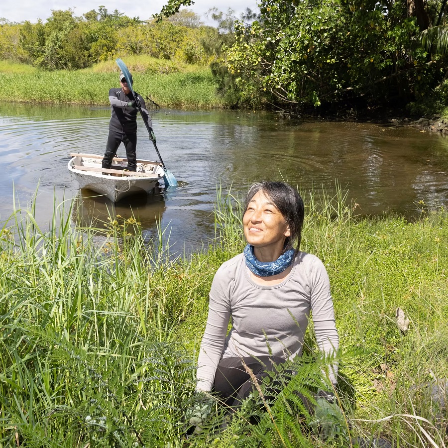 Kumiko Hasegawa và chồng đang nỗ lực phục hồi môi trường cho loài chim nước. (Ảnh của Akira Takemura)