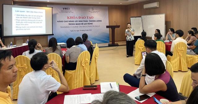 Photo: The training course has attracted many businesses in Nghe An to participate.