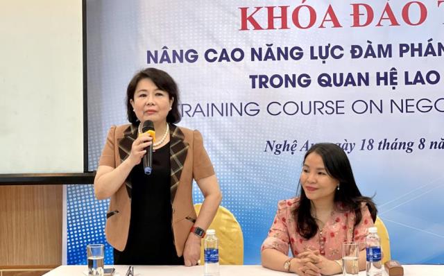 PMs: Ms Nguyen Thi Tuyet Minh - Chairwoman of the Vietnam Women Entrepreneurs Council delivered a speech at the opening of the training course.