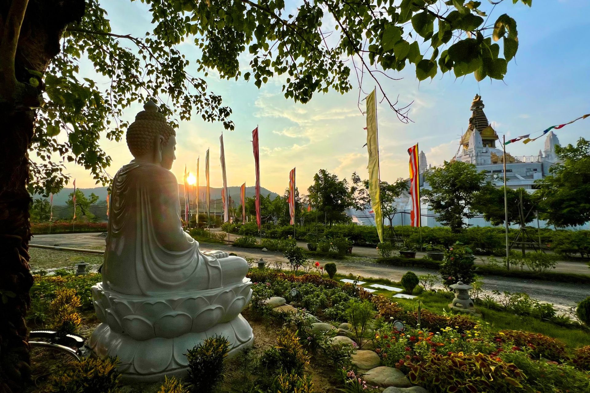 Photo: The Tay Thien Mandala Stupa harmonizes the spirits of heaven and earth in the Vu Lan period in July.