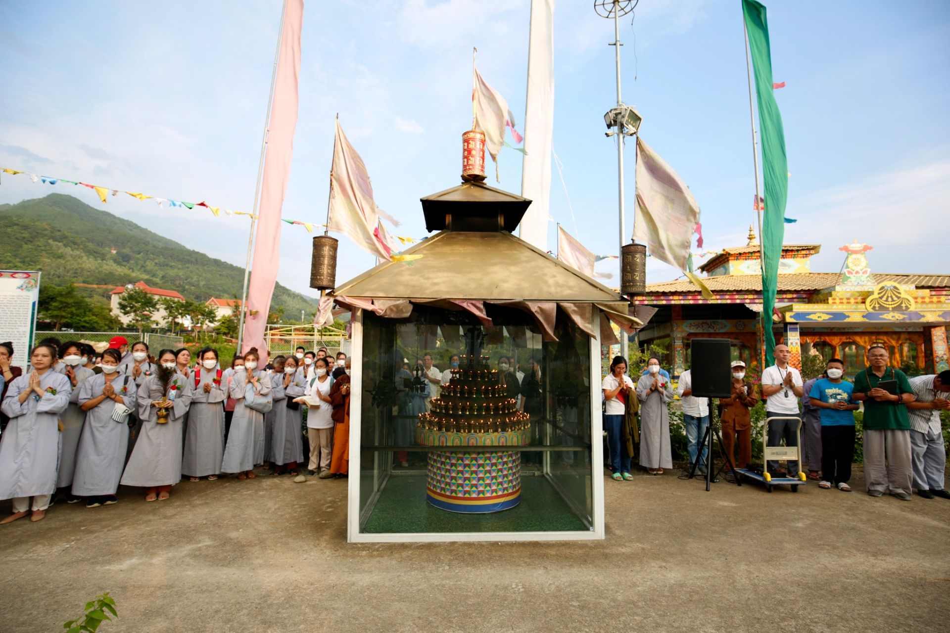 Photo: The butter lamp offering ceremony enlightens wisdom