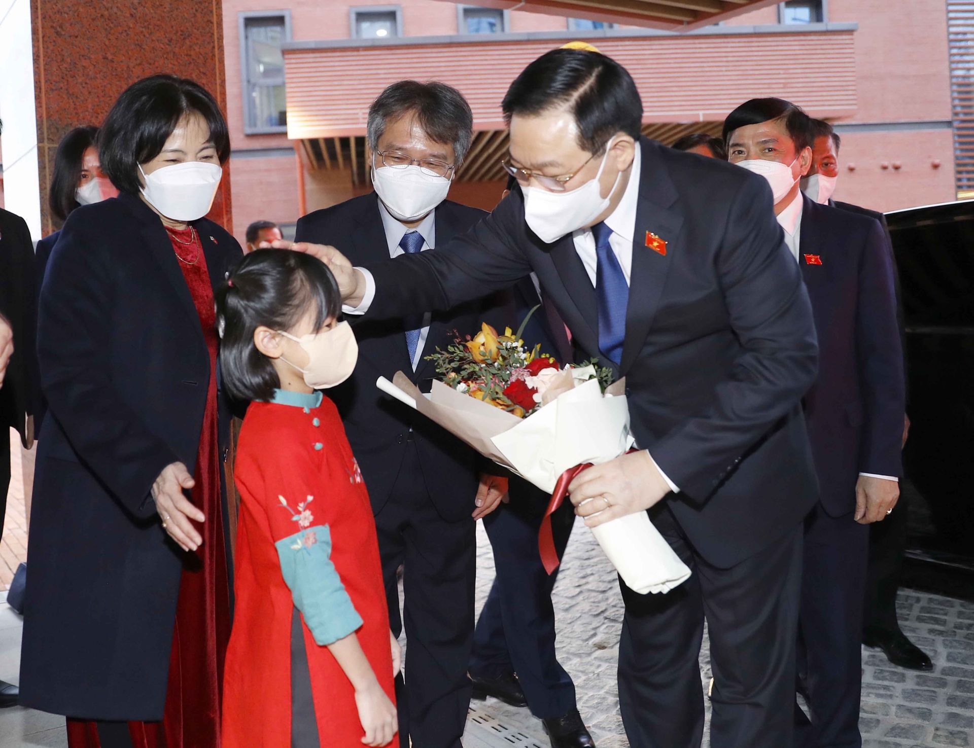 Cán bộ nhân viên Đại sứ quán cùng đại diện cộng đồng người Việt Nam tại Hàn Quốc  chào đón Chủ tịch Quốc hội Vương Đình Huệ cùng Đoàn đại biểu cấp cao Quốc hội Việt Nam